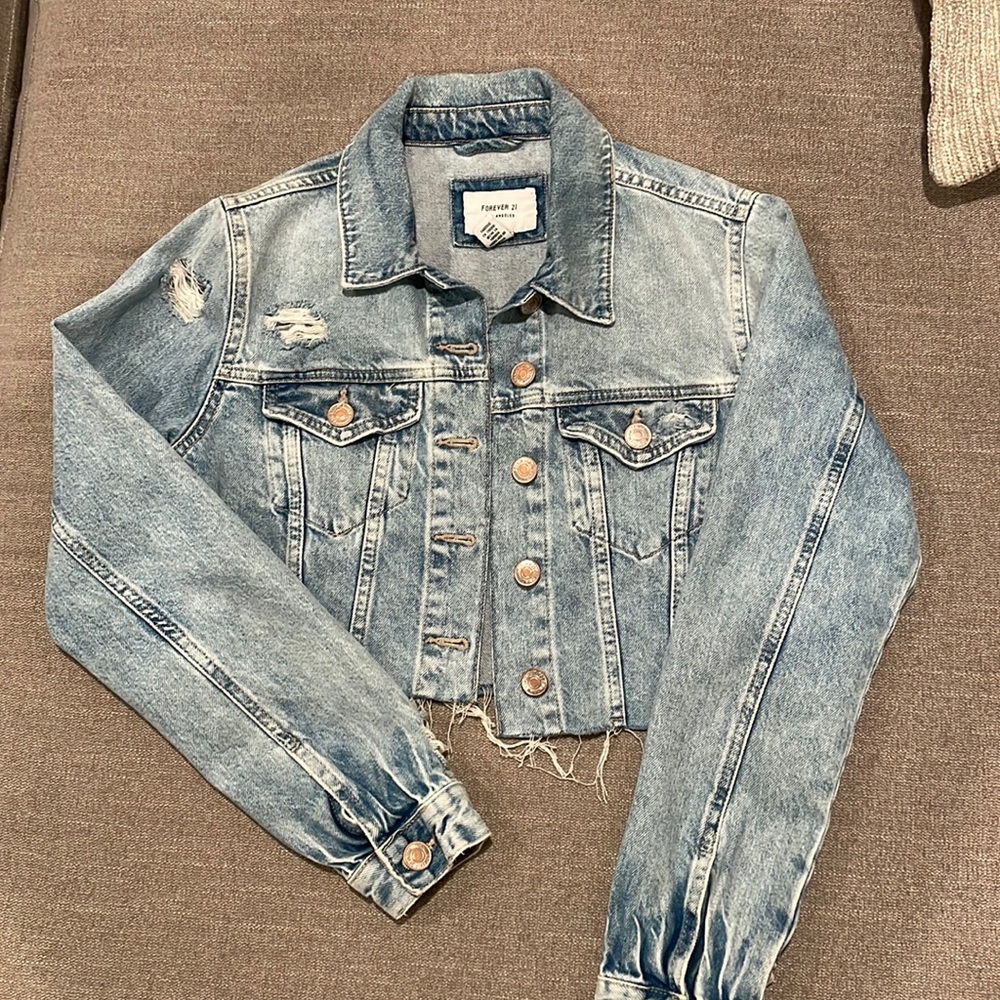 BNWOT cropped distressed denim jacket Forever 21 size Small